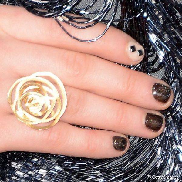Durante o Grammy 2013 Carly Rae Jepsen usou um esmalte marrom de acabamento brihoso e filha ?nica com detalhes de tri?ngulos